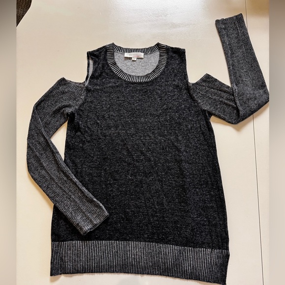Two by Vince Camuto Linen blend Cold Shoulder Gray/ Black long sleeve Knit Top - Picture 1 of 10